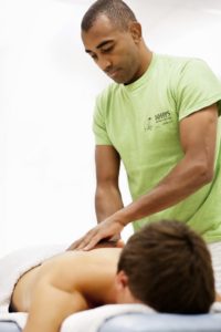 massageterapeut ger ryggmassage 
